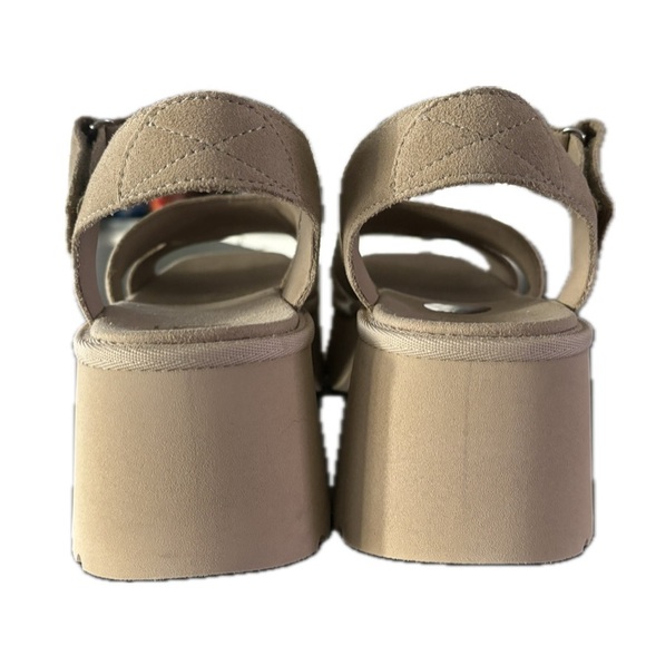 UGG WOMEN SIZE 8 NEW HEIGHTS PLATFORM SANDAL IN MUSTARD SEED NWOB CUSHIONED - Picture 6 of 10